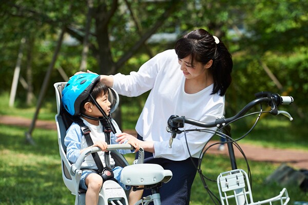 【停車時も転倒事故多数！】幼児用座席付き自転車の事故に注意