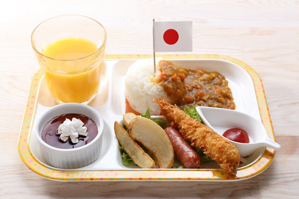 【昭和と平成】いつの時代も「小学生が好きな食べ物」1位は定番の“アレ”!?