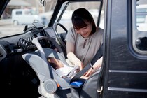 【知ってる？】チャイルドシートを助手席に設置してはいけない理由