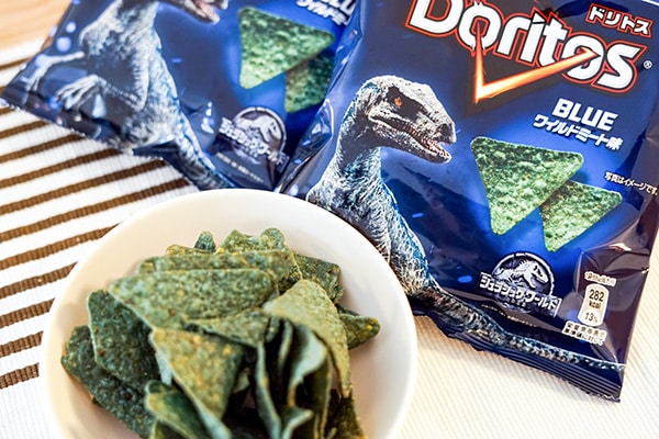 恐竜の肉味をイメージ！　ドリトス新商品は青緑色！