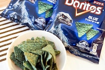 恐竜の肉味をイメージ！　ドリトス新商品は青緑色！