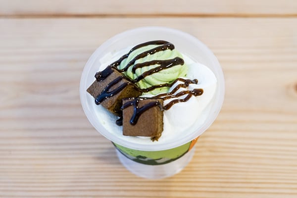 【甘さ控えめ】セブンの「宇治抹茶パフェ」は大人美味！