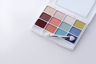 ポーチの中がぐちゃぐちゃ…メイクパレットは100均アイテムで自作すべし！