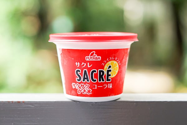 ラムネもレモンも入っている！ サクレのコーラ味は懐かしい味だった