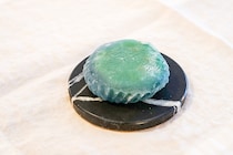 地球はチョコミント味だった!?　セブンの「ふわっとろチョコミントわらび」が話題！