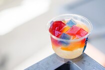 見た目重視!? セブンの「からふるキューブぜりぃ」を食べてみた