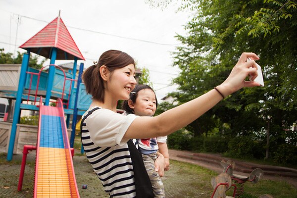 「子どもといるのにスマホ」にはワケがある!スマホママは何をしてる?