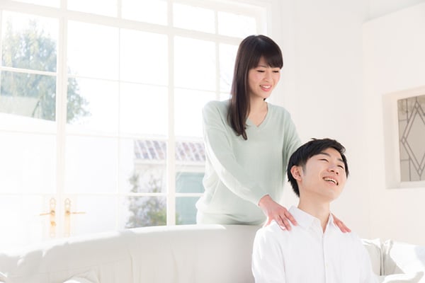 マッサージをお願いしたいけどパートナーには頼みづらい…男の本音は？