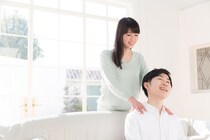 マッサージをお願いしたいけどパートナーには頼みづらい…男の本音は？