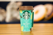 ひと口で3つの味を楽しめる!? スタバの「アイスミントモカ」を飲んでみた
