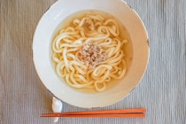 【食べてみた】肉量は残念だけど味はよし！ セブン冷食「肉うどん」