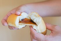 【ファミマ】ぎゅうひ入りの黒蜜きなこコッペパンが復活！