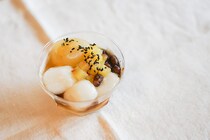 寒天だけど食べ応えバッチリ！ ローソン「白玉とさつまいものあんみつ」