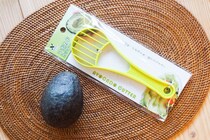 【キャンドゥ】「アボカドカッター」を使えばアボカドがキレイに切れる!?