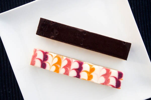 【片手でラクチン♪】ファミマのスティックケーキが超濃厚!