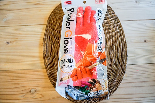 気持ち良いくらいに取れる！　ダイソーの「ピーラーグローブ」