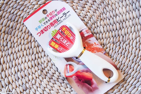 【時短になる!?】キャンドゥの「つま切り専用ピーラー」を使ってみた