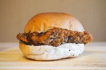 【majiでハマる5秒前】セブンの「ケイジャンチキンバーガー」がウマすぎた！