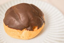 ビターで濃厚！ ローソンのチョコレートシュークリームが人気