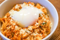 「蒙古タンメン中本 汁なし麻辛麺」に温泉卵とチーズをトッピングしてみた