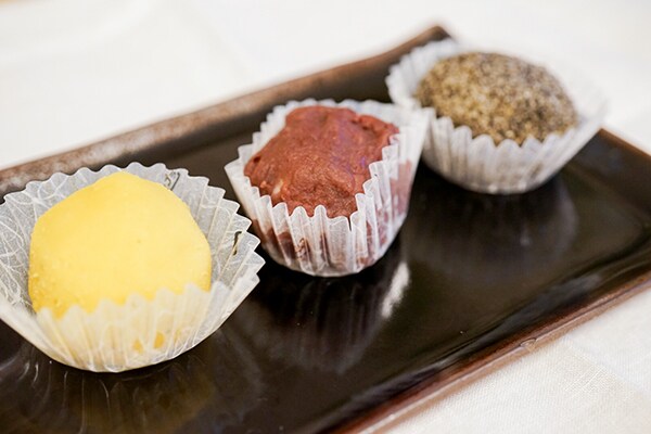 3種の味を楽しめて贅沢！ セブンの「もち麦もっちり秋の小さなおはぎ」