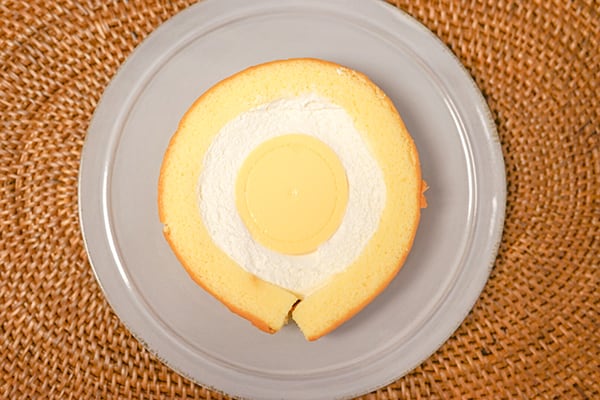 【お月見】セブンの「まんまるプリンのロールケーキ」がまるで満月！