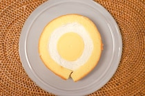 【お月見】セブンの「まんまるプリンのロールケーキ」がまるで満月！