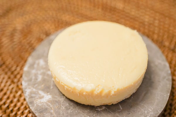 酸味強め？ ローソンの「なめらかクリームチーズケーキ」を食べたら…