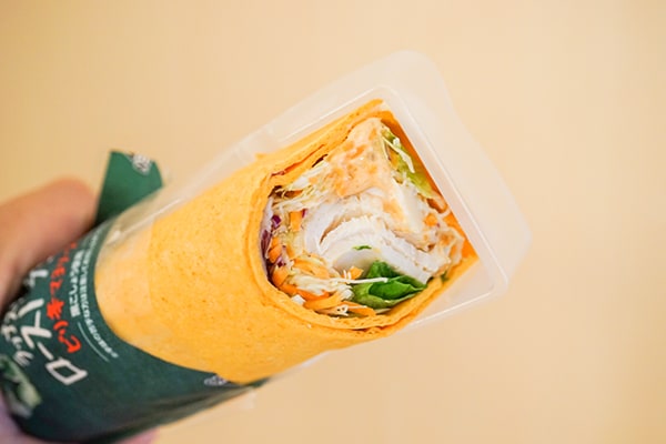 ワンハンドでOK！ ファミマのラップスティックピリ辛マヨを食べてみた