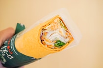 ワンハンドでOK！ ファミマのラップスティックピリ辛マヨを食べてみた