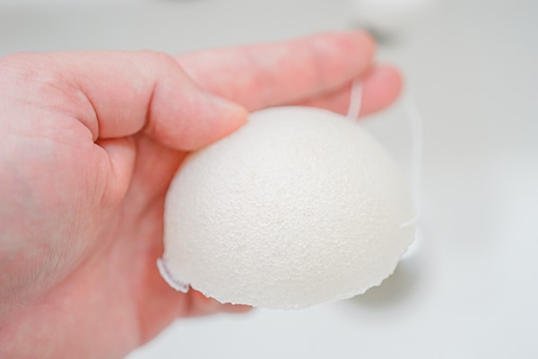 セリアで買った「こんにゃく洗顔パフ」を使ったら鼻の黒ずみが…!