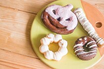 ひと足先にハロウィーン気分♪ ミスドの新商品たちが“ウマかわ”！