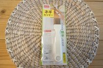 気持ち良いくらいに切れる！　ダイソーの「ネギカッター」を試してみた