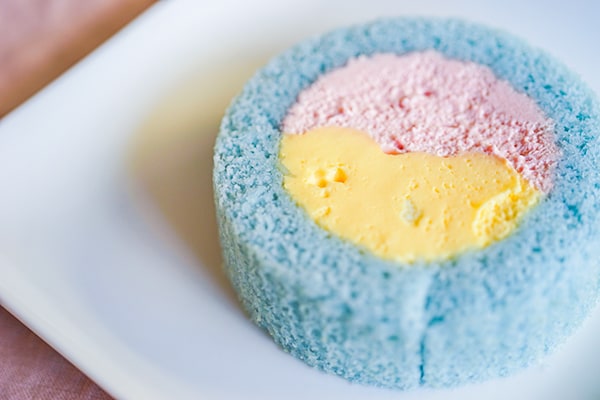 “フォトジェニック”の極み！ローソンの新作ロールケーキがゆめかわいい♪