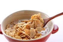 甘くないから使いやすい！「玄米フレーク」を使ったアレンジレシピ3選