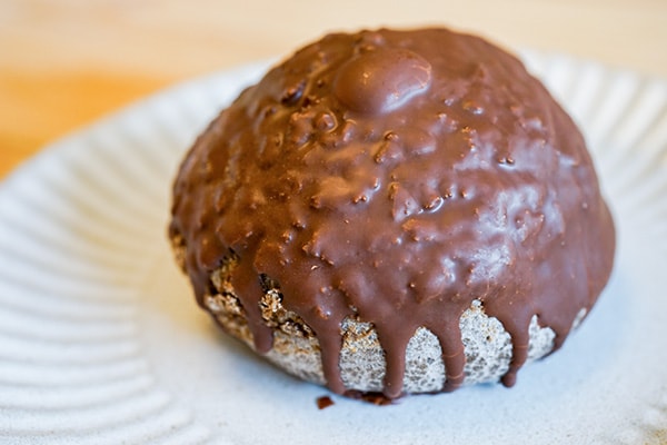 チョコ好き必見！ セブン「ざくざく食感チョコもこ」を食べてみた