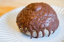 チョコ好き必見！ セブン「ざくざく食感チョコもこ」を食べてみた