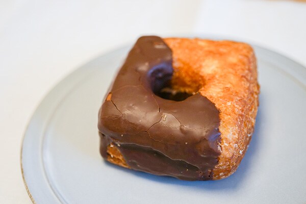 セブンからハイブリッドスイーツが！ 「もちクロドーナツ」が美味