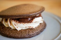 【セブン新商品】「ティラミスパンケーキどら」はチョコトリュフ入り！