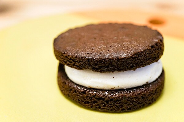 【不思議な食感】ファミマの「ブラウニーケーキ」が甘い＆面白い！