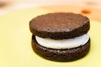 【不思議な食感】ファミマの「ブラウニーケーキ」が甘い＆面白い！