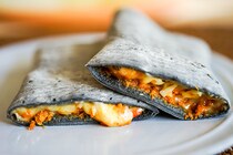 【ヒリヒリする】セブンの黒いブリトーはハバネロ入りで辛ウマイ！