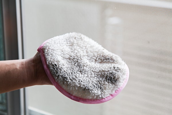 【大掃除】キャンドゥで買える「網戸掃除らくらくミトン」が超便利！