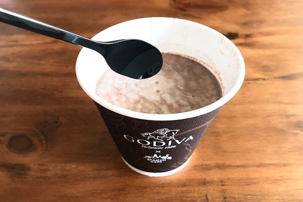 ローソン×ゴディバの「ホットチョコレート」は40回混ぜて飲むべし!