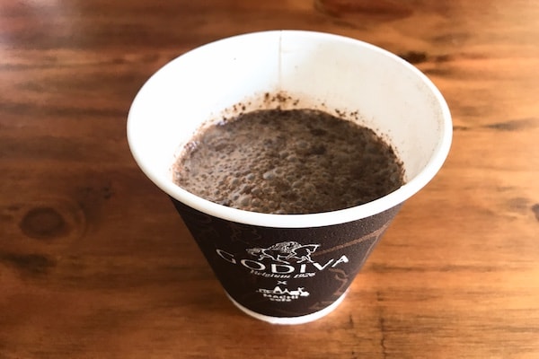 ローソン×ゴディバの「ホットチョコレート」は40回混ぜて飲むべし!