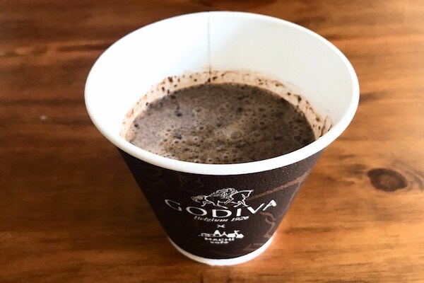 ローソン×ゴディバの「ホットチョコレート」は40回混ぜて飲むべし!