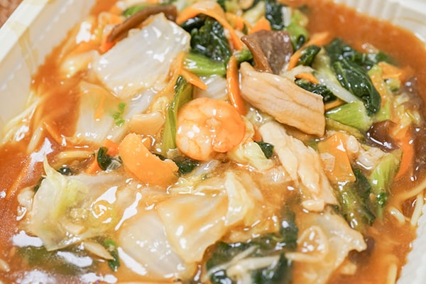 具材たっぷり！ セブン冷食「五目あんかけ焼そば」をストックすべし