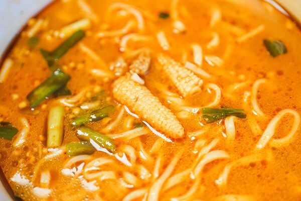 【数量限定】ファミマの「カラシビ味噌らー麺」が痺れる辛さでウマ