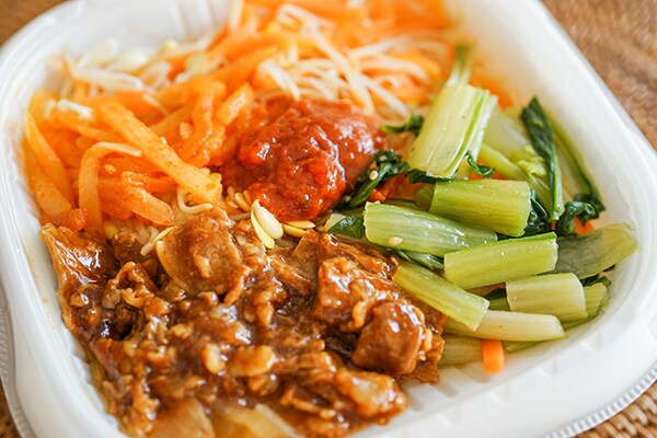 野菜たっぷりでウマ！ セブンの混ぜて食べるビビンバは満足度高め