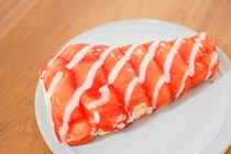 ファミマの新作コロネは真っ赤！ いちご風味で甘酸っぱ系でした